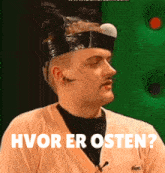 a man wearing a hat and a sweater says hvor er osten