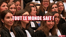 a group of women sitting in front of a sign that says " tout le monde sait "