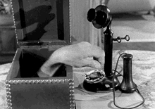 Mano Addams Ti Chiamo Ti Telefono Telefonare Chiamata Chiamare GIF - Addams Hand Thing Phone GIFs