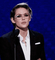 Kristen Stewart Clap GIF - Kristen Stewart Clap Glasses GIFs