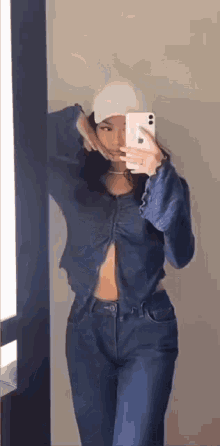 Ashley Del Mundo Hes Into Her GIF - Ashley Del Mundo Hes Into Her Khloe Gomez GIFs