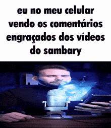 a man sitting in front of a microphone with the words eu no meu celular vendo os comentários engracados dos videos do sambary