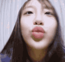 Kiss Chuu GIF - Kiss Chuu GIFs