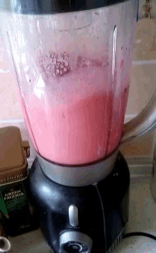 smoothie blending strawberry