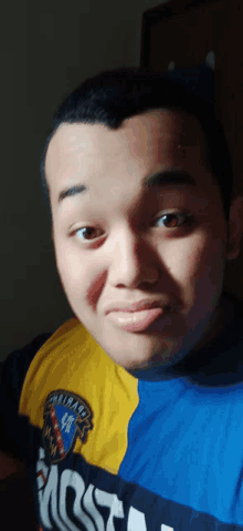a man wearing a blue and yellow shirt that says eaosta on it