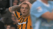 a soccer player wearing a shirt that says honesto on it