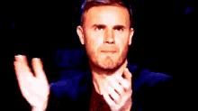 a man clapping with the words que bela patada written below him