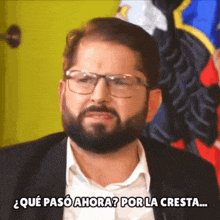 a man with glasses and a beard says " qué pasó ahora por la cresta "