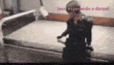 a blurred image of a person with the words leon esperando a danys