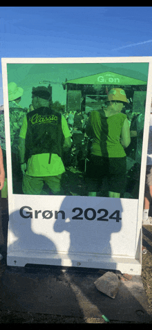 a sign that says ' groen 2024 ' on it in black