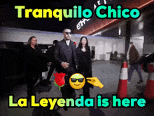 tranquilo chico la leyenda is here is written on a sign