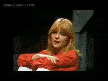 a picture of a blonde woman with the words comme vous written below her