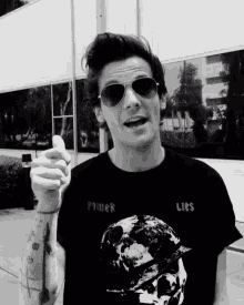 Louis Tomlinson One Direction GIF - Louis Tomlinson One Direction Thumbs Up GIFs