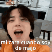 a close up of a person 's face with the words " mi cara cuando soy de majo "