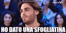 a man with a beard says ho dato una sfogliatina in front of a crowd