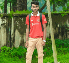 a young man wearing a red shirt that says teamviewer on it