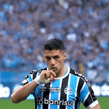 Beijando A Mão Jogador Do Grêmio GIF - Beijando A Mão Jogador Do Grêmio Nervoso GIFs