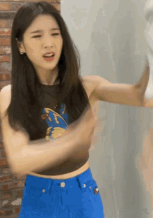 Heejin Throwing Towel GIF