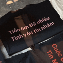 a black t-shirt that says ' tien am thi nhieu ' on it