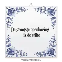 a blue and white tile with the words de grootste openbaring is de stilte on it