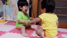 双子　ふたご　赤ちゃん　遊ぶ　かわいい GIF - Futago Twins Asobu GIFs