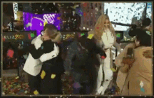 Abrazos Confeti GIF - Abrazos Confeti Feliz Año Nuevo GIFs