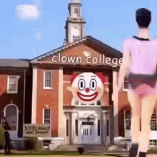 Yghkjg Walking GIF - Yghkjg Walking Clown College GIFs