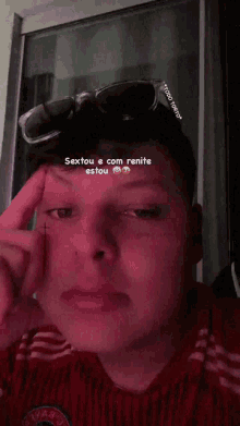 a man wearing sunglasses and a red shirt says sextou e com renite estou