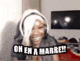 a woman wearing headphones says on en a harre !!