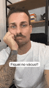 a man with a tattoo on his arm says fiquei no vacuo !!