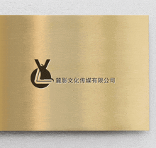 a gold plaque with chinese writing and a logo