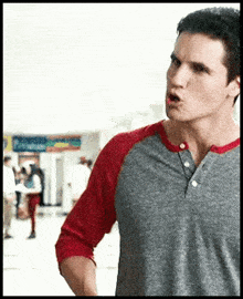 actor robbie amell canada six pack abs guys showing off muscular