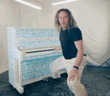 Tim Minchin Airport Piano GIF - Tim Minchin Airport Piano Tap Foot GIFs