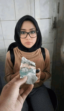 Girl Hijab GIF - Girl Hijab Eyeglasses GIFs