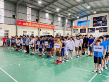 a group of young boys are standing on a court with a sign that says club yen my