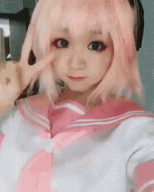 Trap Cosplayer GIF - Trap Cosplayer Peace Out GIFs