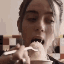 Billie Eating Billieeilish GIF - Billie Eating Billieeilish Billie Eilish Eating GIFs