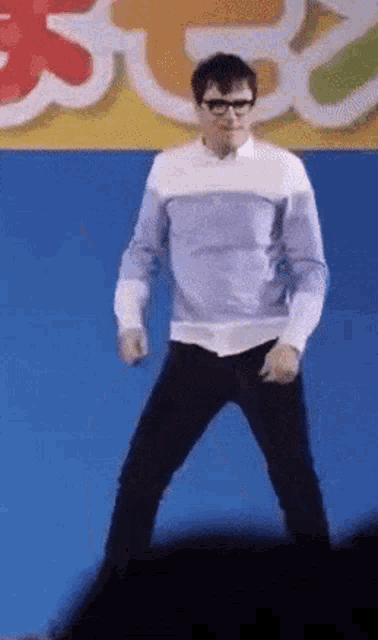 Rivers Cuomo Weezer GIF - Rivers Cuomo Weezer Dancing - Discover & Share  GIFs