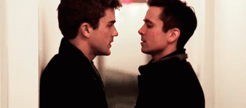 Гомосексуальные мужчины. Поцелуй парней. Поцелуи парней гифки. Поцелуй двух парней гиф.