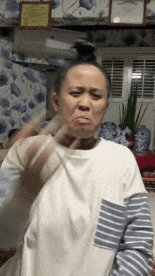 Filipino Deaf Filipino Sign Language GIF - Filipino Deaf Filipino Sign Language Bad Smell Power GIFs