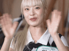 a girl with blonde hair and a name tag that says ' 이이 모드 리더 '