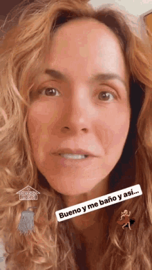 a close up of a woman 's face with the words bueno y me bano y asi on the bottom