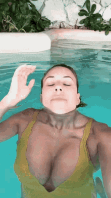 Pool Wet GIF - Pool Wet One Piece Swimsuit GIFs