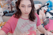 a girl wearing a shirt that says t2a0-b3n2