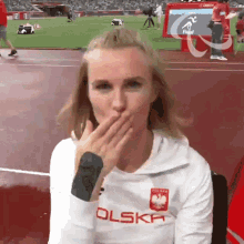 a woman wearing a shirt that says olska on it