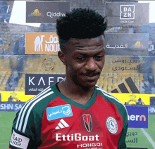 a soccer player wearing a jersey that says ettingoat on it