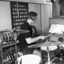 Playing The Drums Steve Bowman GIF - Playing The Drums Steve Bowman Third Eye Blind GIFs