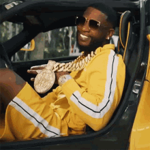 Flexing My Neckless Gucci Mane GIF - Flexing My Neckless Gucci Mane Publicity Stunt Song GIFs