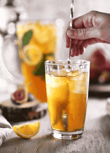 стакан долька лимона GIF - стакан долька лимона размешивают чай GIFs
