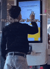 a man pressing a button on a screen that says ' scan hat nicht funktioniert '